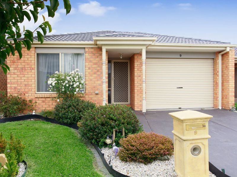 9 Mossman Drive, Cranbourne East VIC 3977