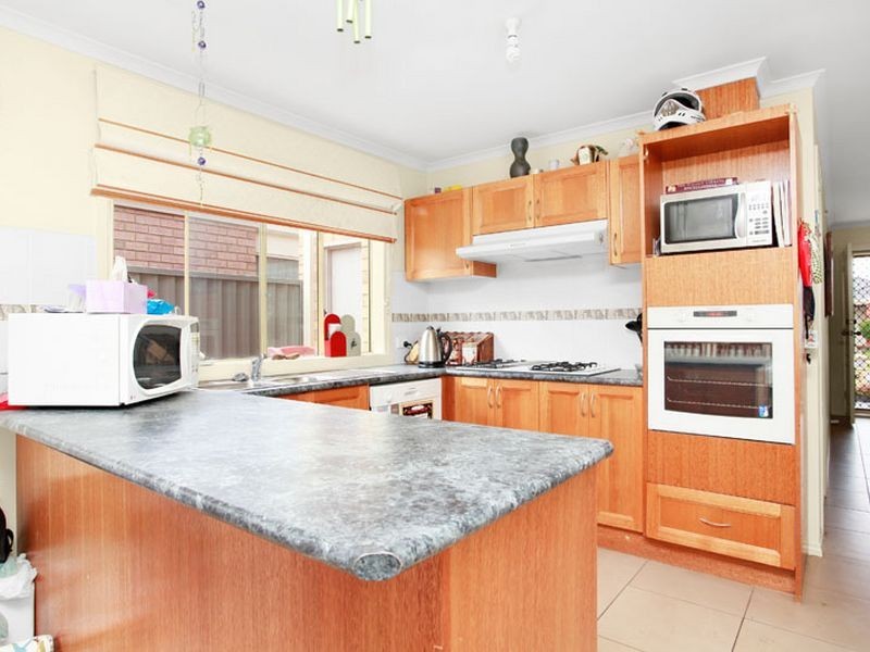 9 Mossman Drive, Cranbourne East VIC 3977