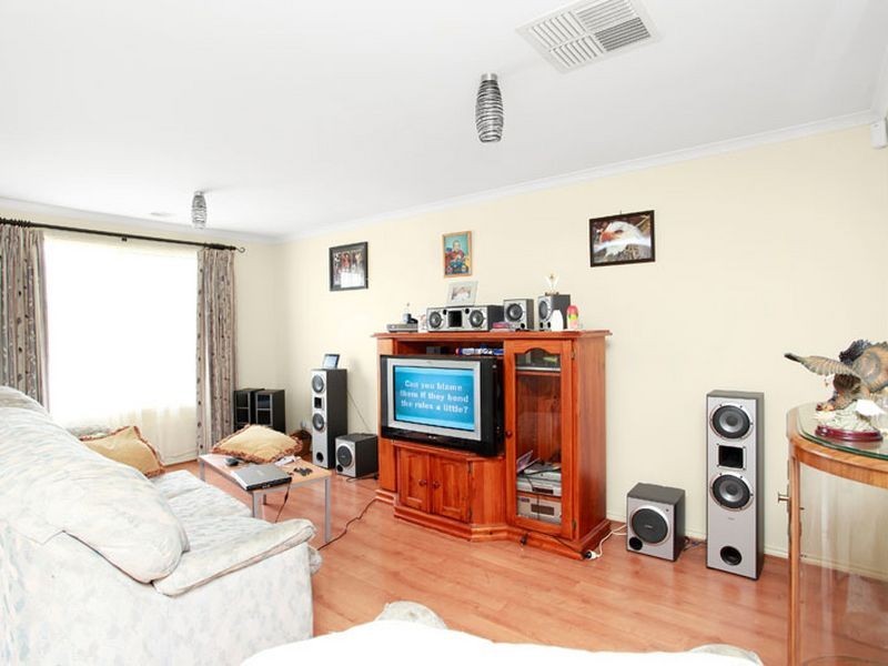 9 Mossman Drive, Cranbourne East VIC 3977