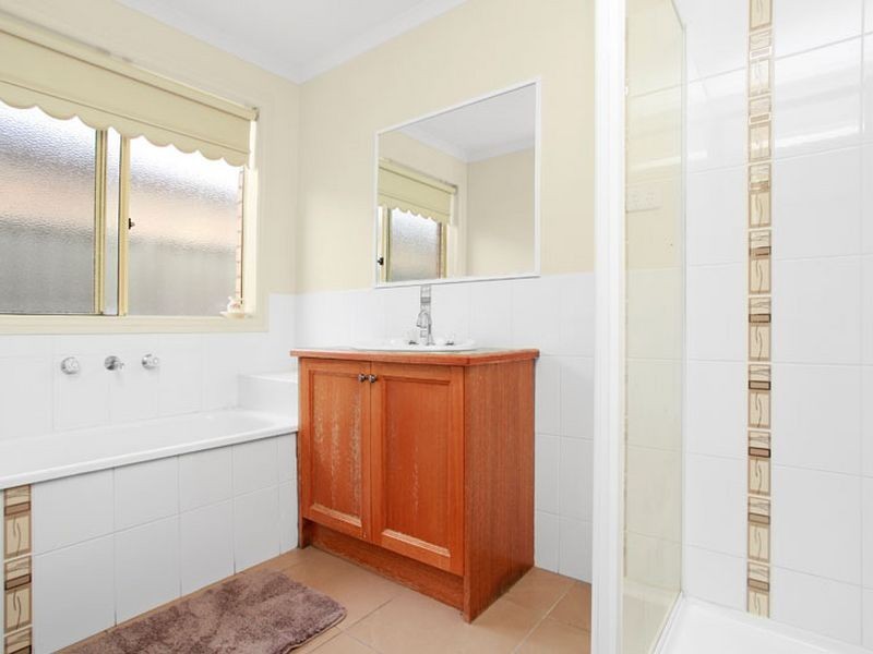 9 Mossman Drive, Cranbourne East VIC 3977