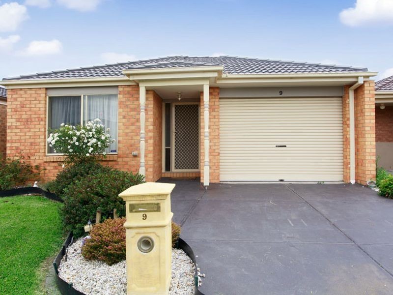 9 Mossman Drive, Cranbourne East VIC 3977