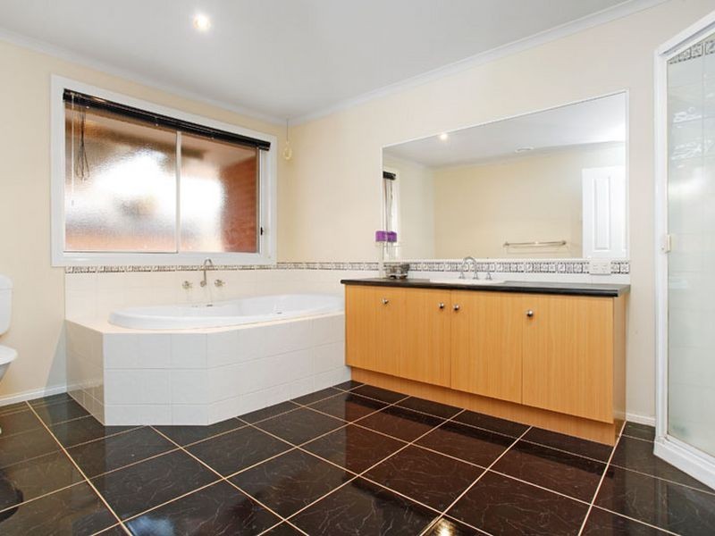 10 Hillrise Close, Narre Warren South VIC 3805