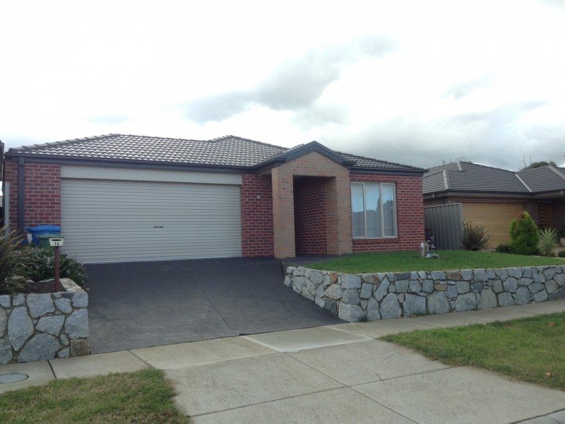 16 Arrow Road, Cranbourne East VIC 3977