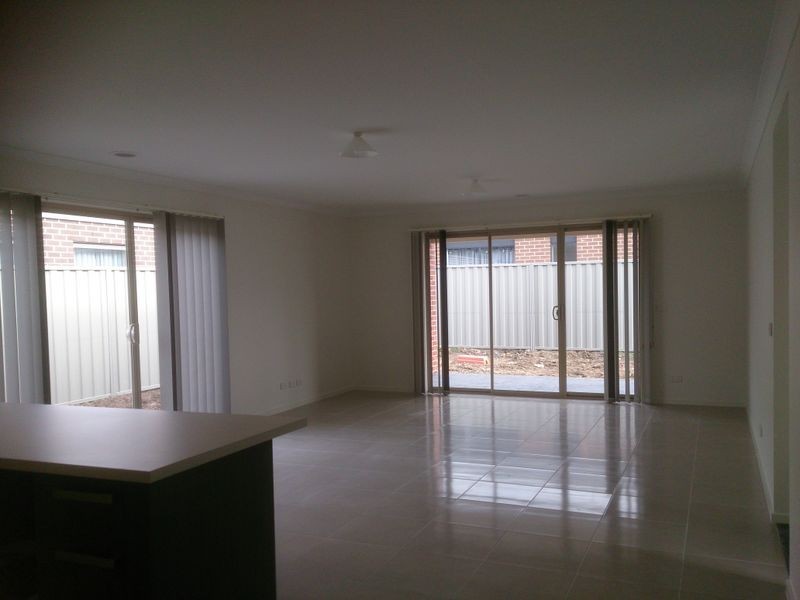 16 Arrow Road, Cranbourne East VIC 3977