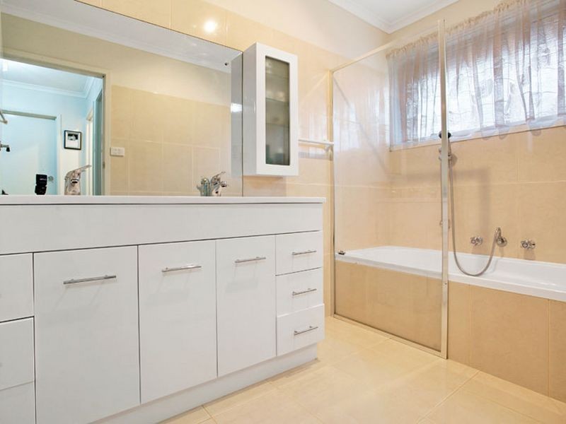 34 Vanessa Drive, Hampton Park VIC 3976