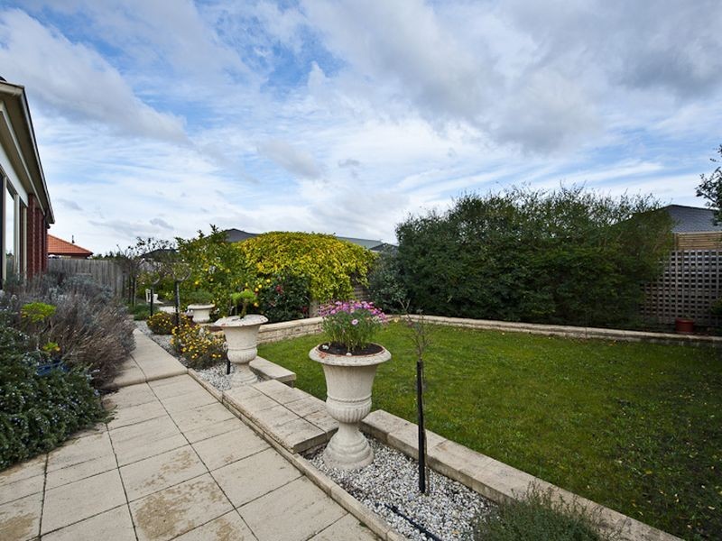 28 Eldershaw Drive, Lynbrook VIC 3975