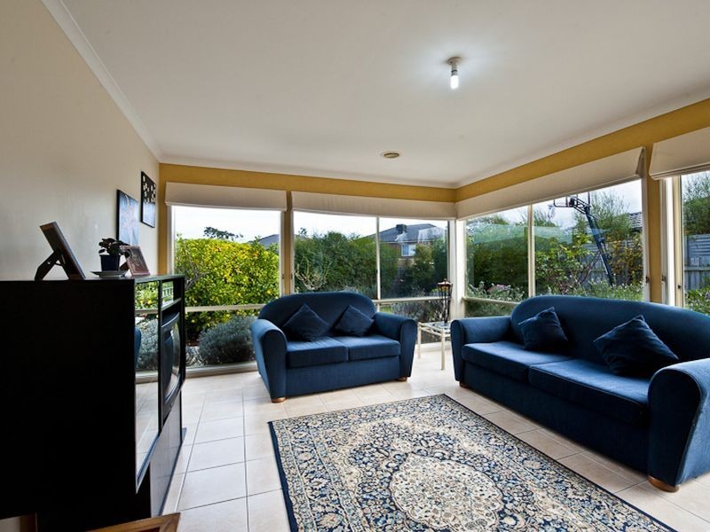 28 Eldershaw Drive, Lynbrook VIC 3975