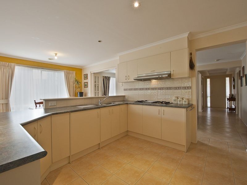28 Eldershaw Drive, Lynbrook VIC 3975