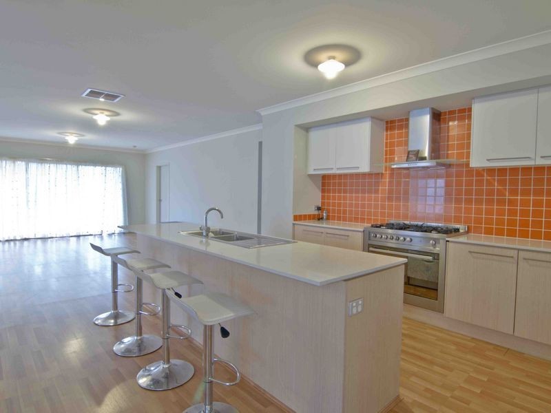 18 Parslow Crescent, Lynbrook VIC 3975