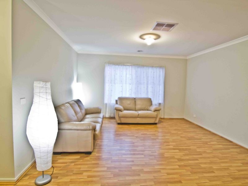 18 Parslow Crescent, Lynbrook VIC 3975