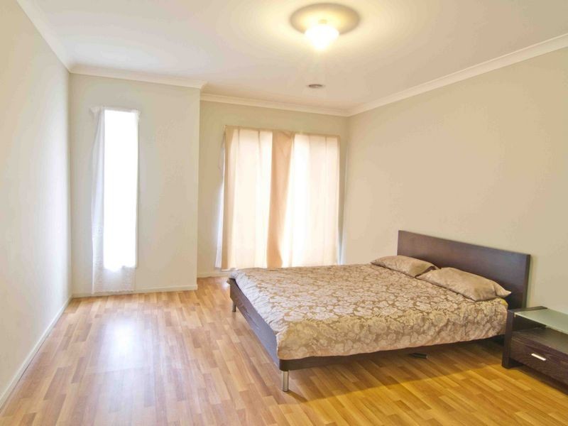 18 Parslow Crescent, Lynbrook VIC 3975