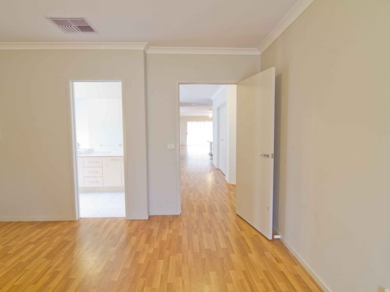 18 Parslow Crescent, Lynbrook VIC 3975