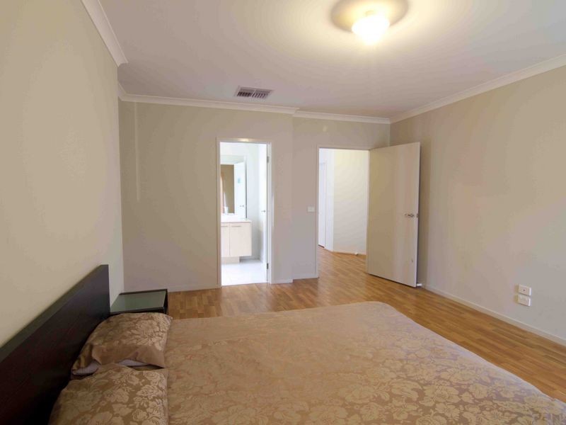 18 Parslow Crescent, Lynbrook VIC 3975