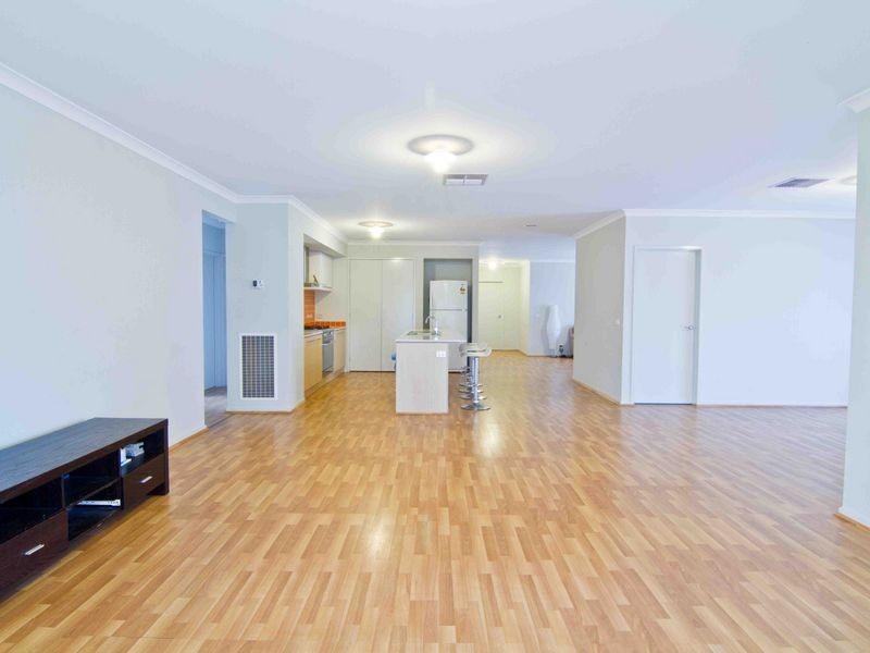 18 Parslow Crescent, Lynbrook VIC 3975