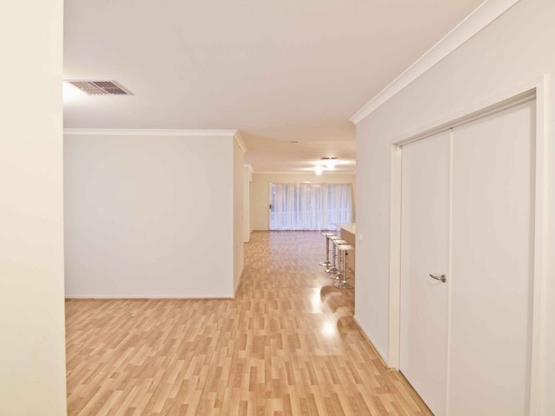 18 Parslow Crescent, Lynbrook VIC 3975