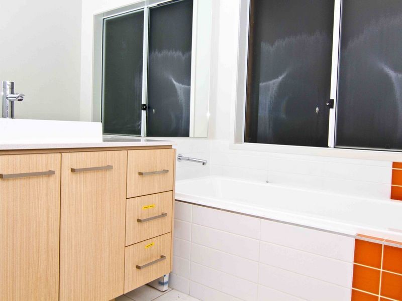 18 Parslow Crescent, Lynbrook VIC 3975