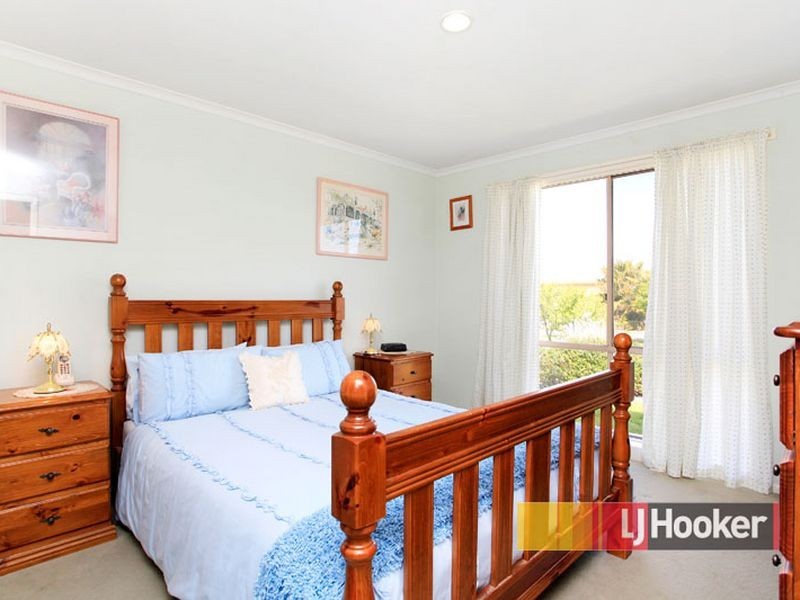 2A Armoy Close, Cranbourne East VIC 3977