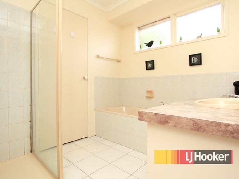 20 Navarre Drive, Cranbourne West VIC 3977