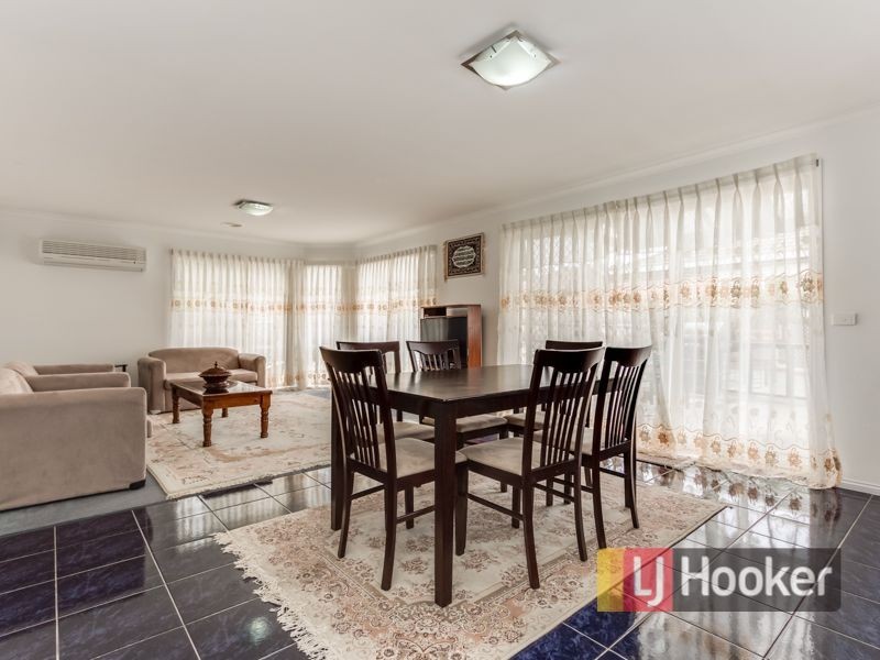 22 Elanora Way, Hampton Park VIC 3976