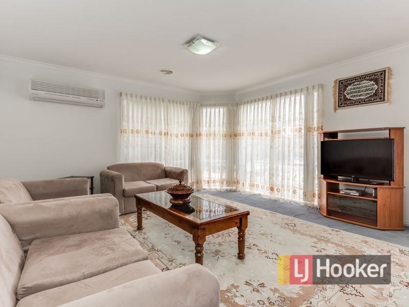 22 Elanora Way, Hampton Park VIC 3976