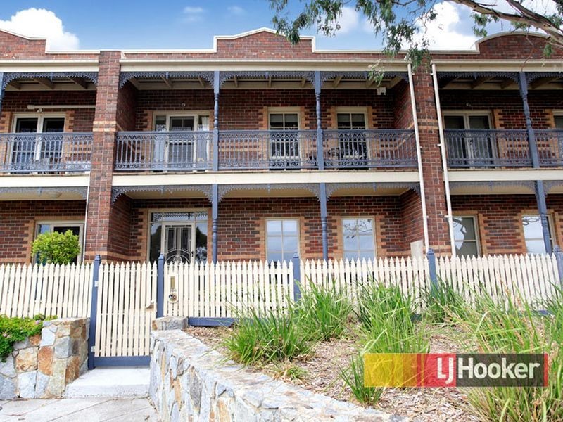 100 Paterson Drive, Lynbrook VIC 3975