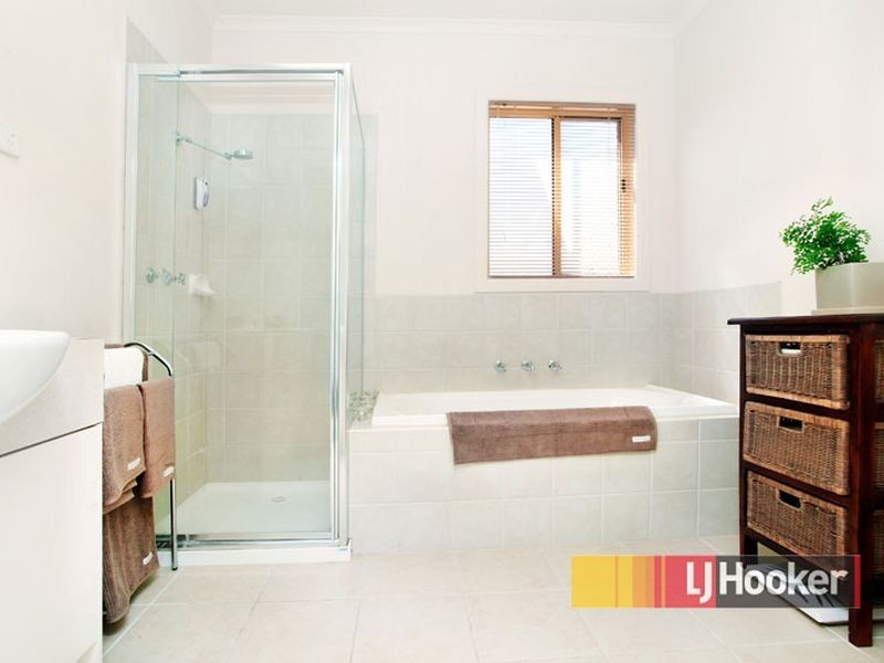 100 Paterson Drive, Lynbrook VIC 3975