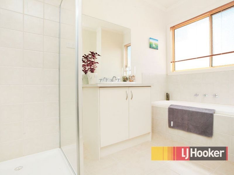 100 Paterson Drive, Lynbrook VIC 3975