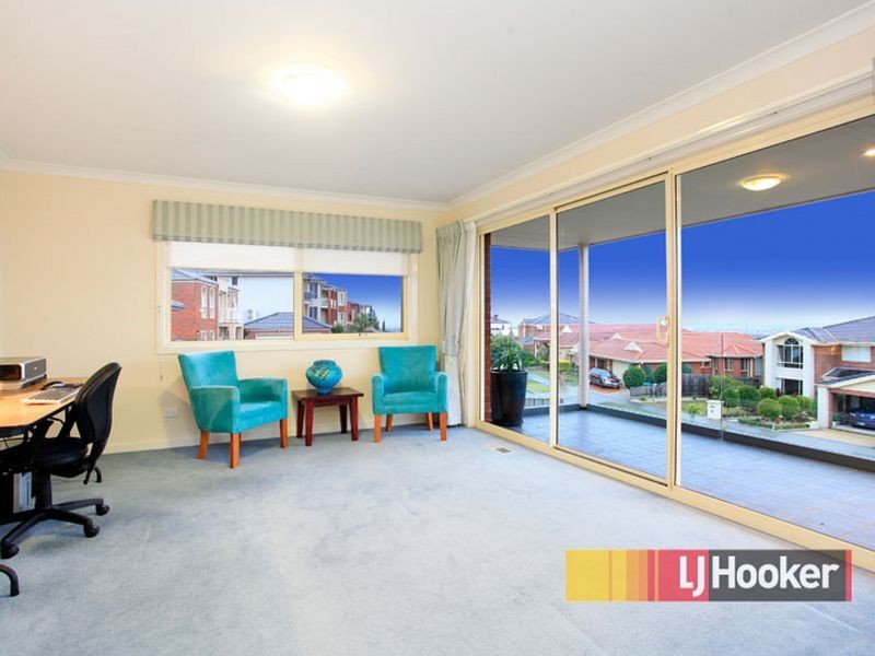 63 Montbrae Circuit, Narre Warren VIC 3805