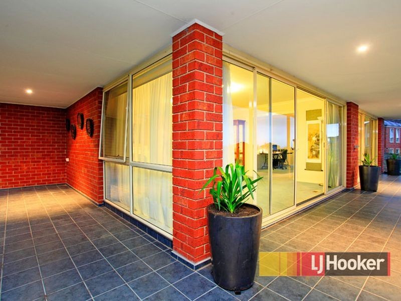 63 Montbrae Circuit, Narre Warren VIC 3805