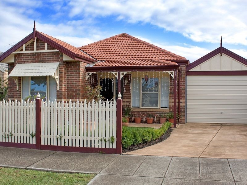 32 Lindsay Crescent, Lynbrook VIC 3975