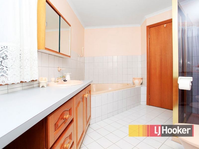 16 Munro Close, Hampton Park VIC 3976