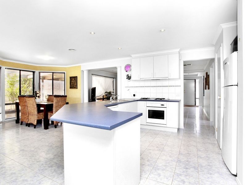 8 Dennis Close, Lynbrook VIC 3975