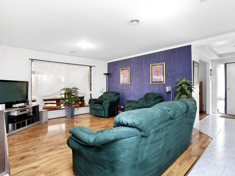 8 Dennis Close, Lynbrook VIC 3975