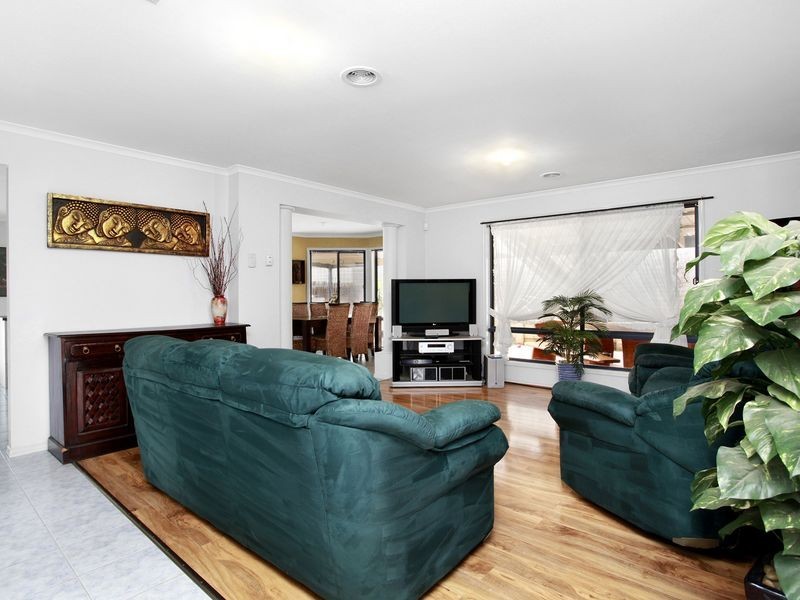 8 Dennis Close, Lynbrook VIC 3975