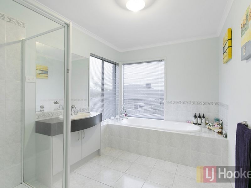 16 Fenton Place, Narre Warren South VIC 3805