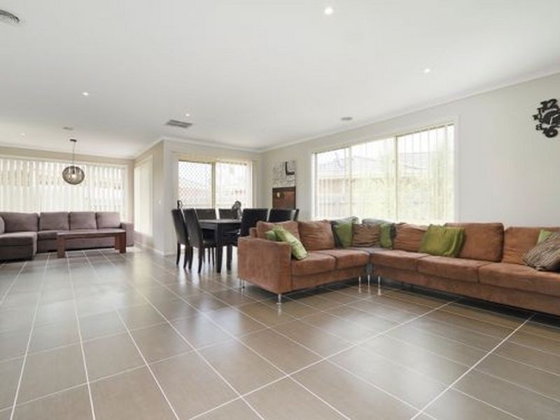 47 Sallybrook Circuit, Narre Warren VIC 3805
