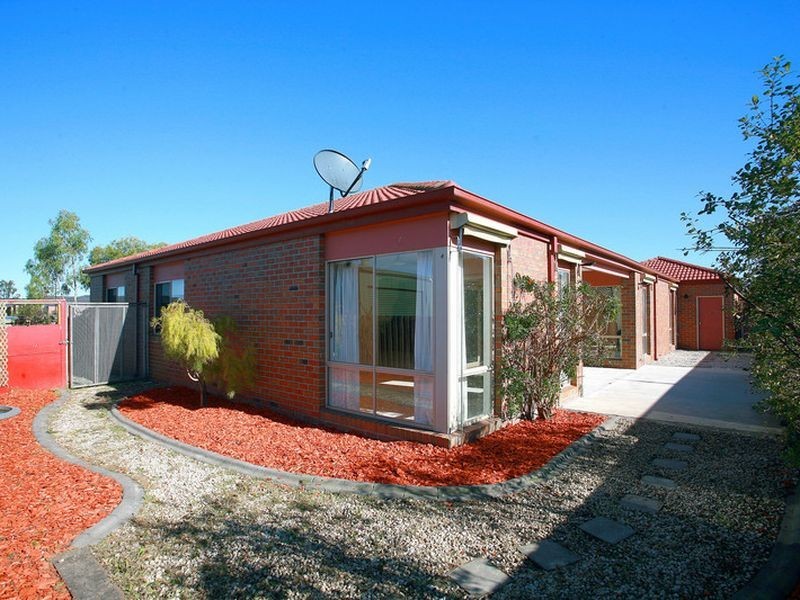 11 Pevensey Drive, Narre Warren South VIC 3805