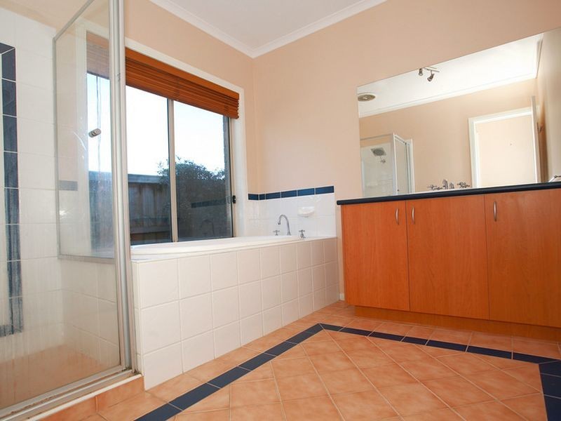 11 Pevensey Drive, Narre Warren South VIC 3805