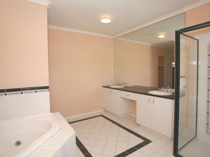 11 Pevensey Drive, Narre Warren South VIC 3805