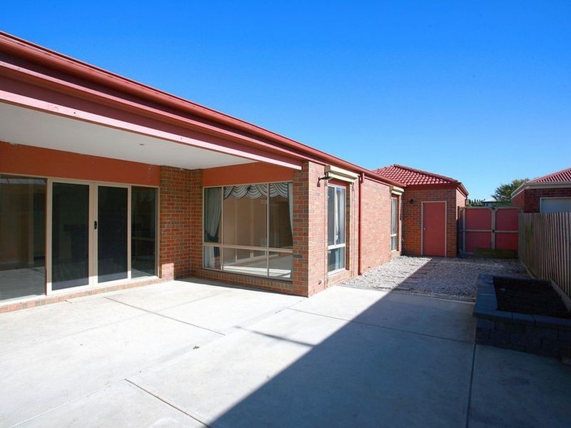 11 Pevensey Drive, Narre Warren South VIC 3805