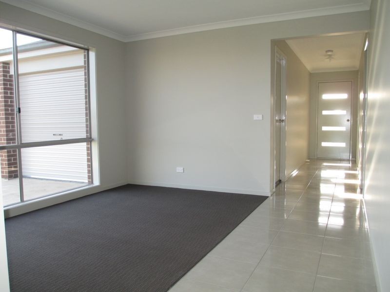 60 Mickleham Drive, Cranbourne North VIC 3977