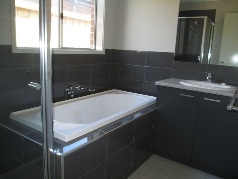 60 Mickleham Drive, Cranbourne North VIC 3977