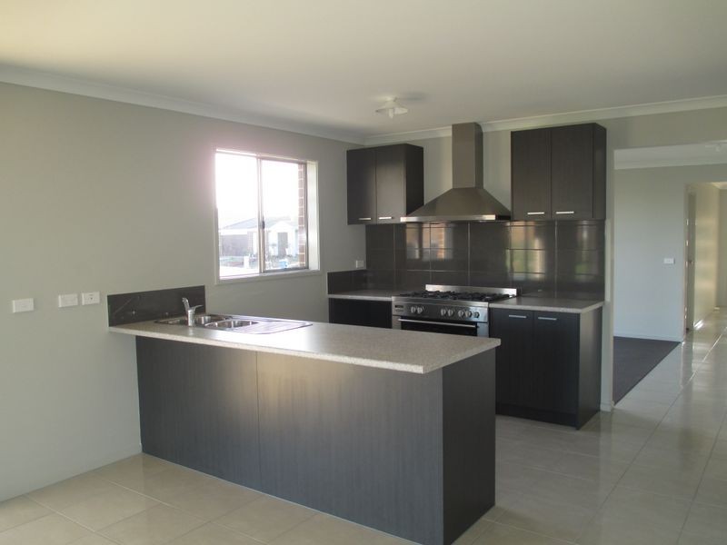 60 Mickleham Drive, Cranbourne North VIC 3977