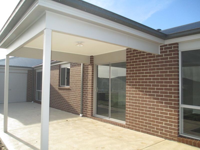 60 Mickleham Drive, Cranbourne North VIC 3977