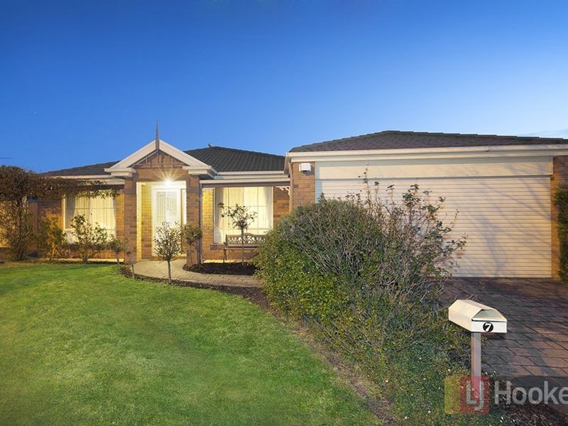 7 Robinswood Parade, Narre Warren South VIC 3805