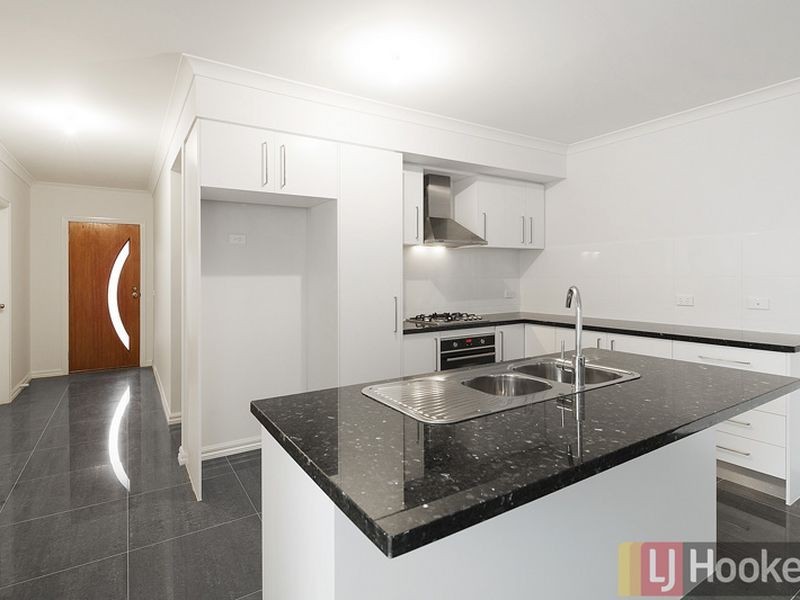 1/18 Pittosporum Grove, Doveton VIC 3177