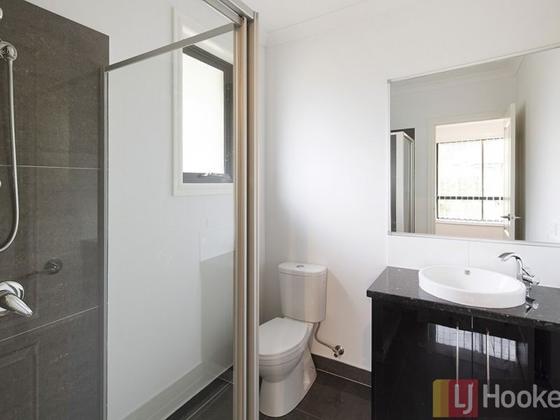 1/18 Pittosporum Grove, Doveton VIC 3177