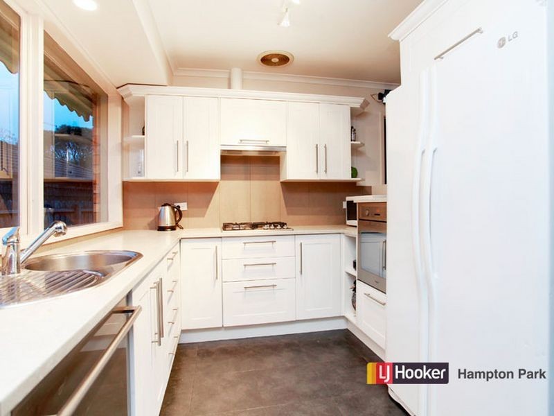 8 Kalyptos Walk, Cranbourne VIC 3977