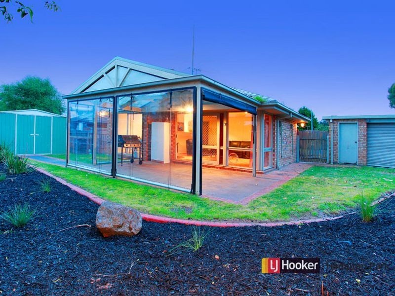 8 Kalyptos Walk, Cranbourne VIC 3977