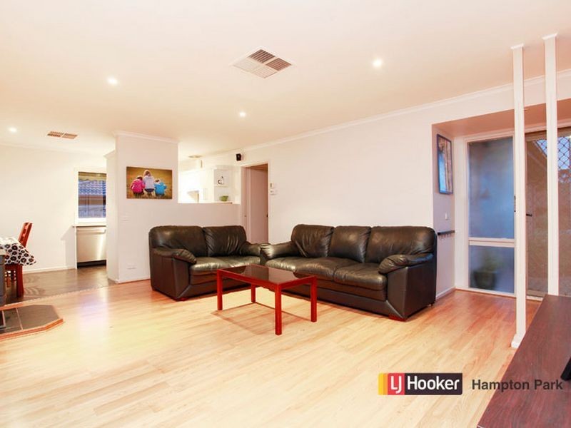 8 Kalyptos Walk, Cranbourne VIC 3977